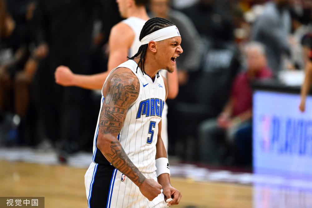 英国女歌手利帕现场观看阿根廷国家德比，并与里克尔梅合影