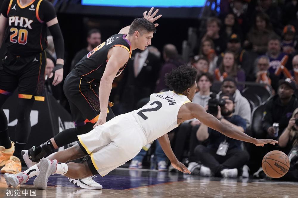 英国女歌手利帕现场观看阿根廷国家德比，并与里克尔梅合影